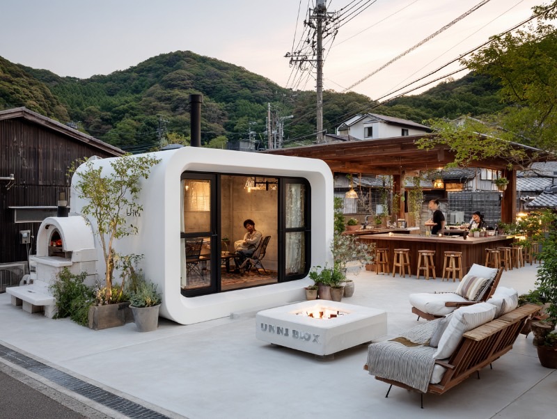 UNIBOX 単体モデル - 木目調デザインとガラス面の美しいコントラスト